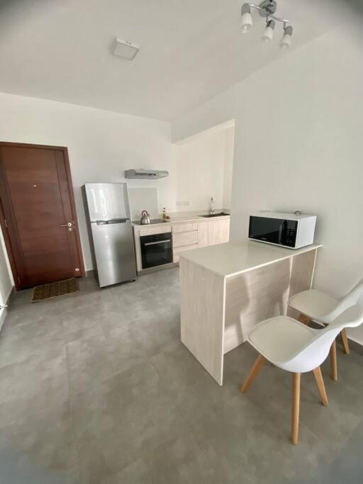 Sandstone Apartment A Walk To The Beach Flic-en-Flacq Buitenkant foto